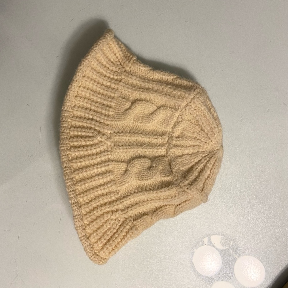 Steve Madden Cream Cable Knit Beanie